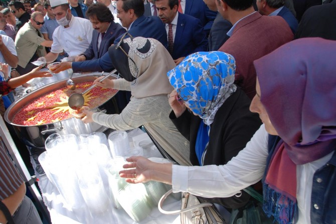 Diyarbakır’da vatandaşlara aşure dağıtıldı