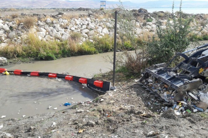 Yüzen bariyerler tonlarca çöpü engelledi