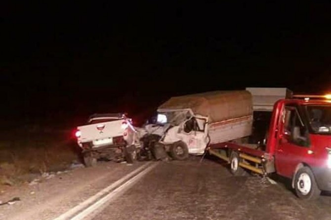 Kamyonet ile otomobil kafa kafaya çarpıştı: Bir ölü 3 yaralı