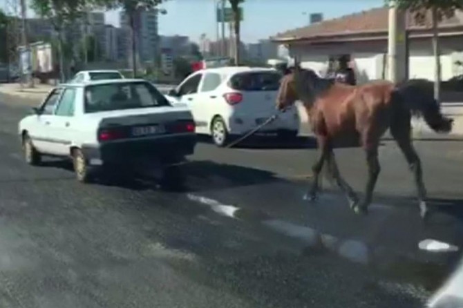 Otomobilin arkasına bağladığı atla trafiğe çıktı