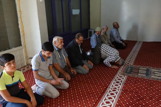 Tamamlanmayan cami nedeniyle namazlarını boş dükkanda kılıyorlar