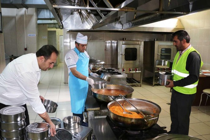 Bitlis'te yaşlı ve kimsesizlere sıcak yemek dağıtımı