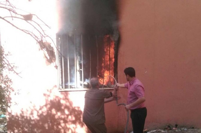 Kızıltepe'de okul bitişiğindeki evde çıkan yangın korkuttu