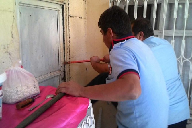 Evin deposunda mahsur kalan kızı itfaiye kurtardı