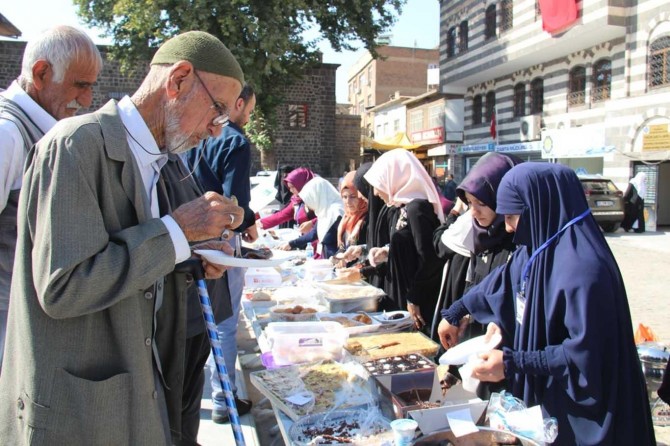 Diyarbakır’da yetimler yararına kermes düzenlendi