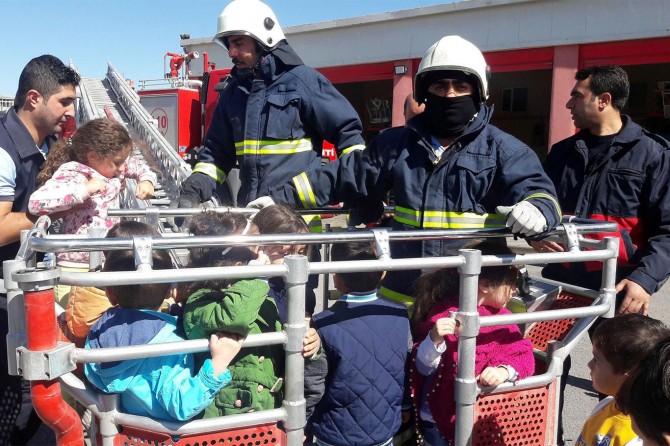 ​Van'da minikler ilk kez itfaiyecilerle tanıştı