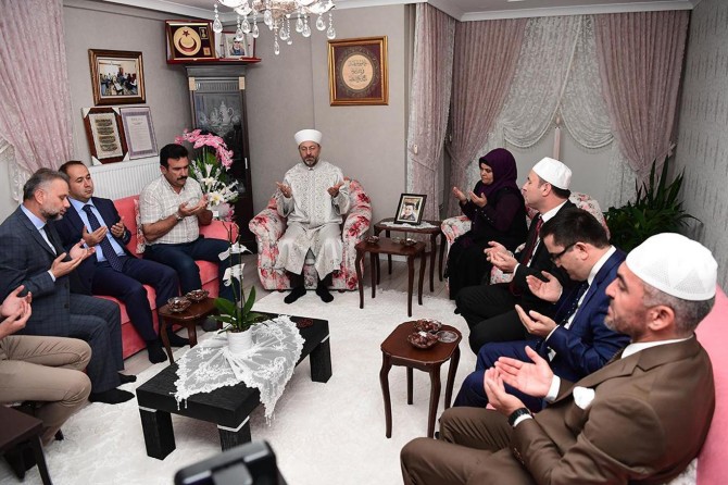 Diyanet İşleri Başkanı Erbaş'tan 15 Temmuz şehitlerinin ailelerine ziyaret