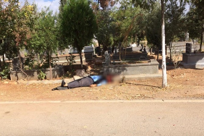 Annesinin mezarı başında intihar etti