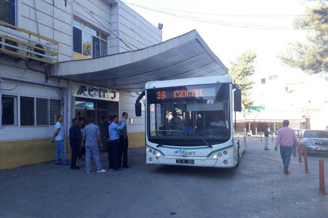 Şanlıurfa'da otobüs şoförü aniden fenalaşan yolcusunu hastaneye götürdü