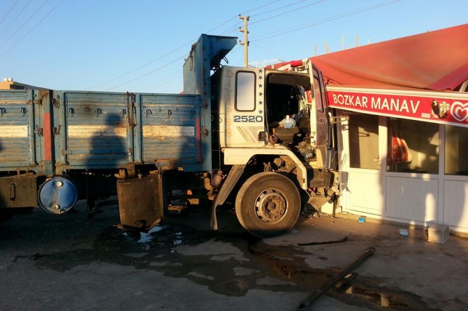 Mardin Kızıltepe'de direksiyon hâkimiyetini kaybeden kamyon sürücüsü markete daldı