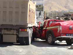 Kamyonetle Çarpışan Otomobil Hurdaya Döndü (Foto)