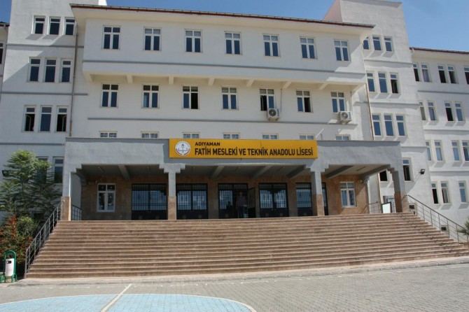 Ji bavê ku nehiştin qîza wî bi farecê here mektebê bertek