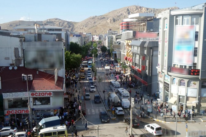 Van'ın Cumhuriyet Caddesi toplu taşıma araçlarına kapatıldı