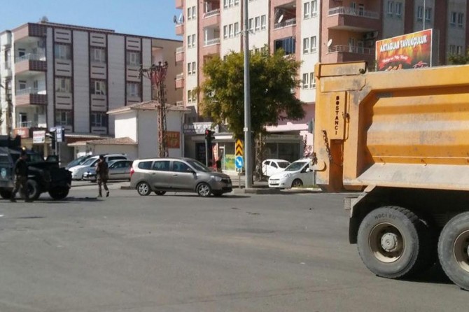Polis zırhlı aracı ile belediye kamyoneti çarpıştı