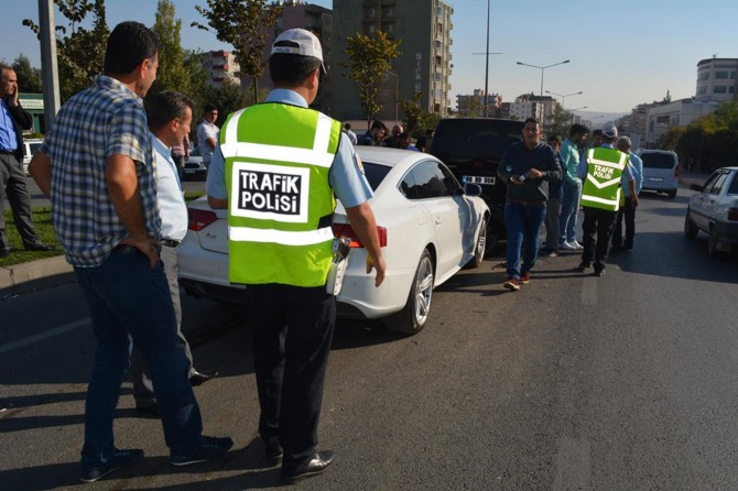 Batman Demokrasi Bulvarında zincirleme trafik kazası