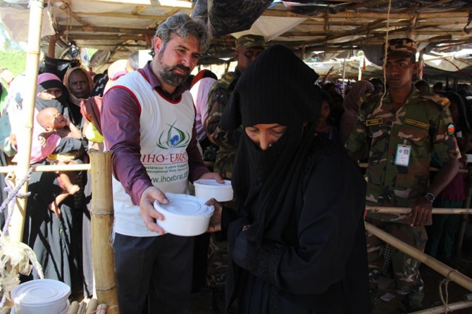 Avrupa Yetim-Der ve IHO Ebrar’dan Arakanlı mazlumlara sıcak aş