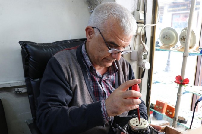 Saat tamirciliğiyle çocuklarını üniversitelerde okuttu