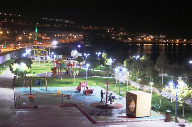 Van’da parklar aydınlanıyor