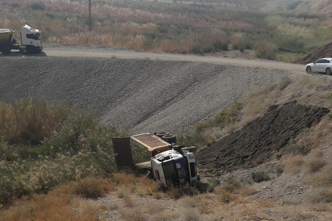 Kum yüklü kamyon şarampole yuvarlandı