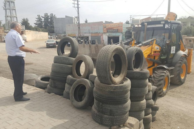 Kaldırım işgali yapan oto lastikler kaldırıldı