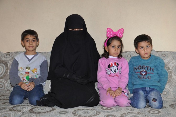 Esed zindanlarında tutuklu bulunan eşinden haber alamıyor