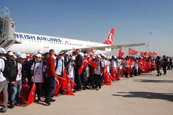 Diyarbakır'da öğrenciler İstanbul ve Çanakkale'ye uğurlandı