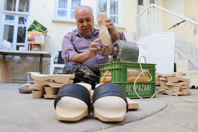 Takunya ustası tüm zorluklara rağmen mesleğini yaşatmaya çalışıyor