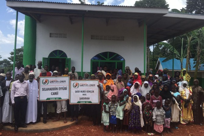 Avrupalı Müslüman gençler Uganda'da cami inşa etti