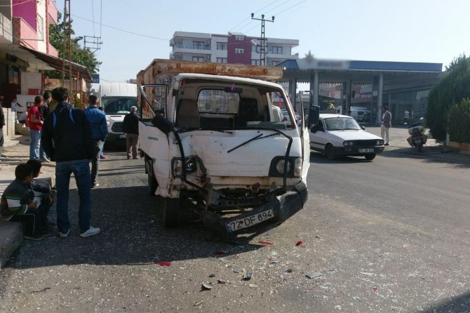Direksiyon hâkimiyetini kaybeden sürücü park halindeki araçlara çarptı