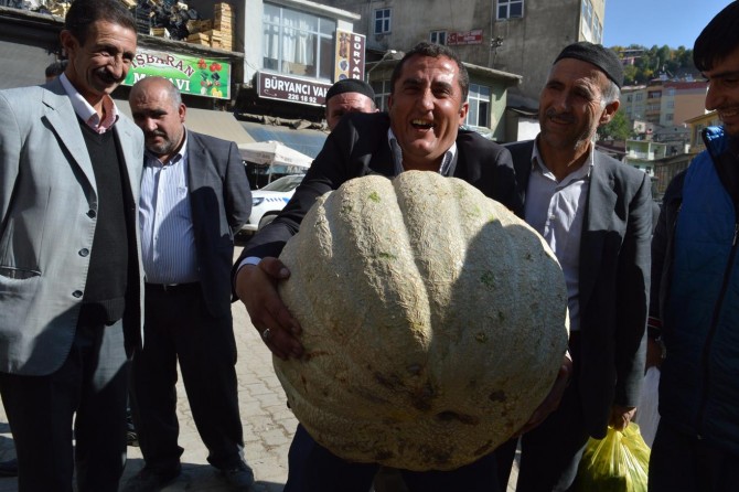 58 kiloluk kabak büyük ilgi gördü