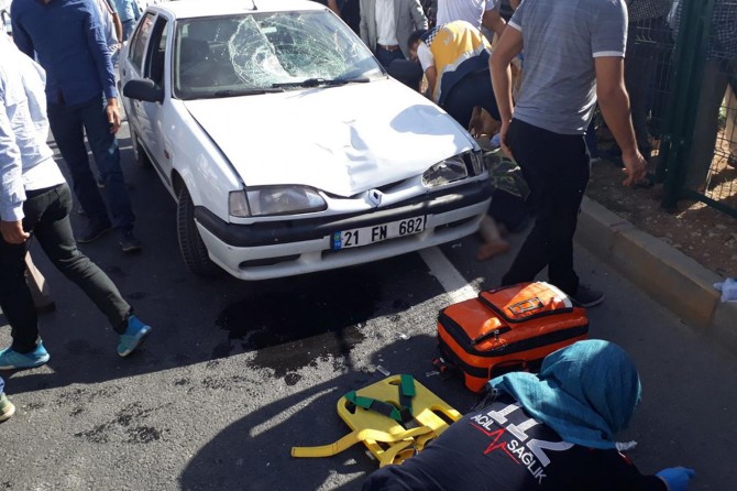 Otomobilin çarptığı anne ve 2 çocuğu ağır yaralandı