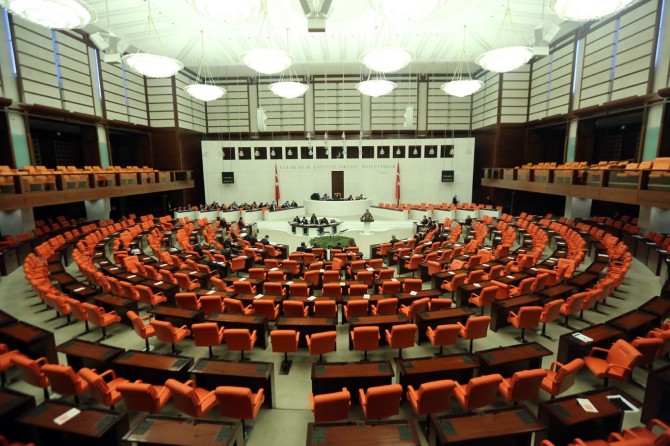 Sürekli yaz saati uygulaması torba yasaya girdi