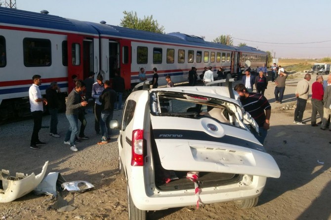 Yolcu treni kamyonete çarptı