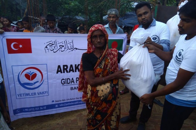 Food aid to Arakanese Muslims from Orphans Foundation