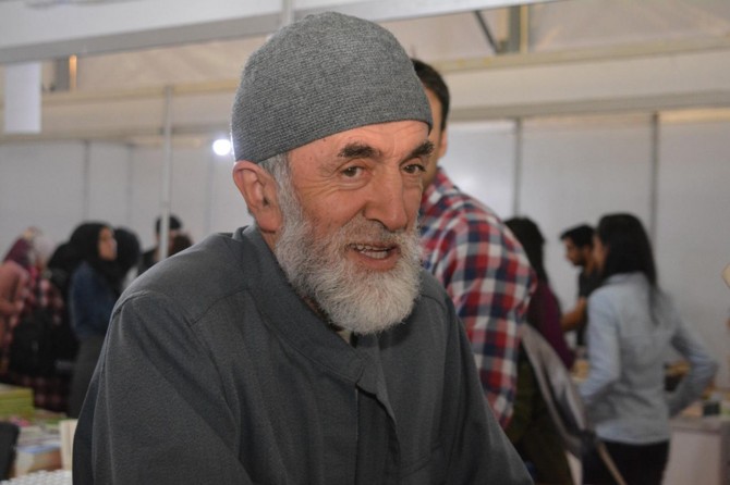 "İnsan okuyarak ve bilerek mesafe alır"