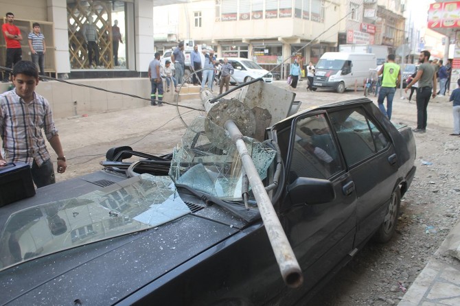 Şırnak Silopi'de kamyonetin çarptığı MOBESE direği otomobilin üzerine devrildi