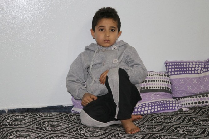Kidney patient Syrian kid waiting for help