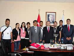 Öğrenciler Aldıkları Kupayı Rektör Battal'a Sundu