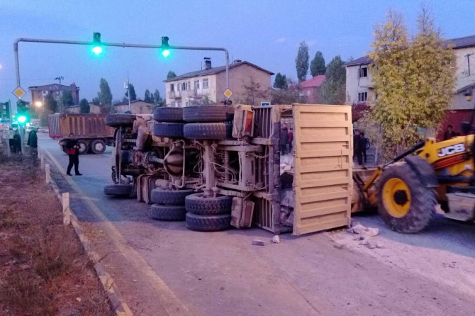 ​Muş’ta hafriyat kamyonu devrildi: 1 yaralı