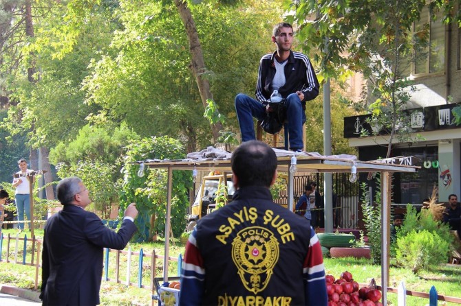 Diyarbakır’da zabıtaya kızan seyyar satıcı tezgâhını yakmak istedi