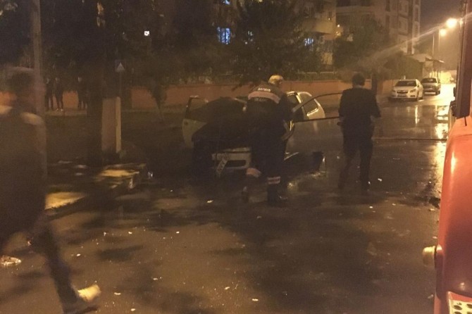 Batman’da Kültür Mahallesi'nde seyir halindeki otomobil alev aldı