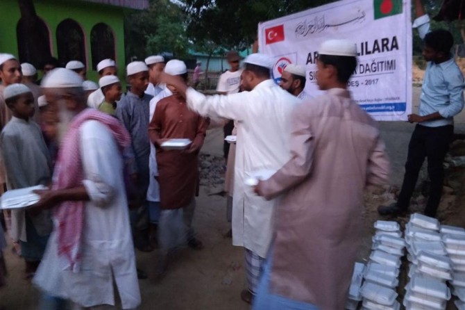 Yetimler Vakfı Arakanlı öğrencilere sıcak aş dağıttı