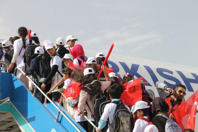 Van'da 388 öğrenci İzmir ve Çanakkale'ye gönderildi