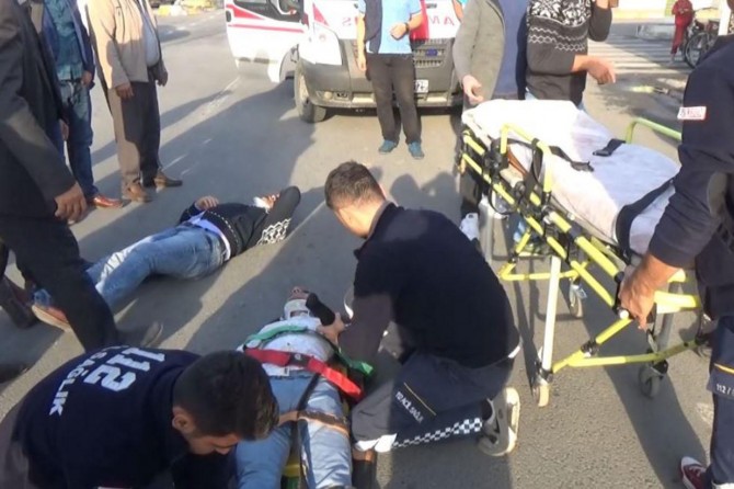 Ani fren yapan otomobile motosiklet çarptı: 2 yaralı