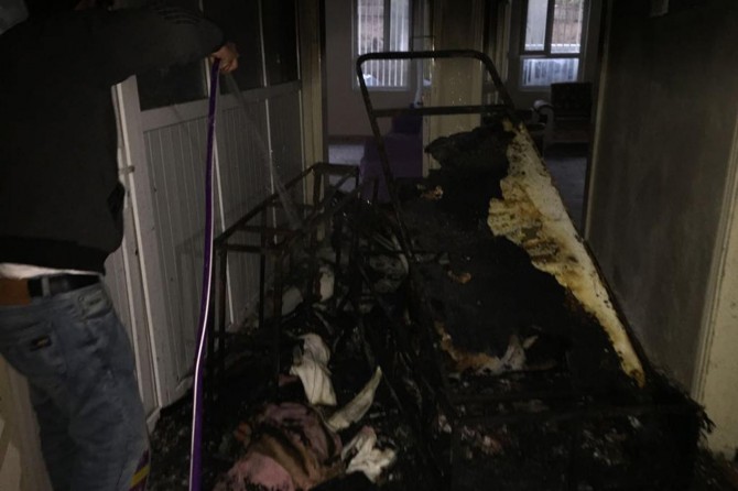 ​​Şanlıurfa Eyyübiye'de prizde unutulan fiş nedeniyle çıkan yangında genç kız hayatını kaybetti