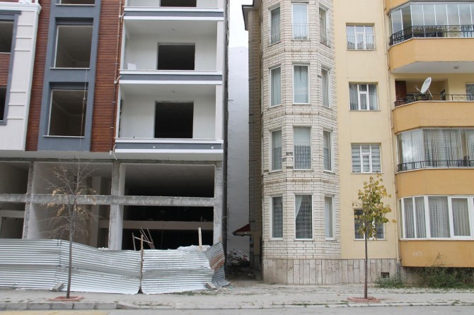 Van İpekyolu'nda inşaat halindeki bina tehlike saçıyor