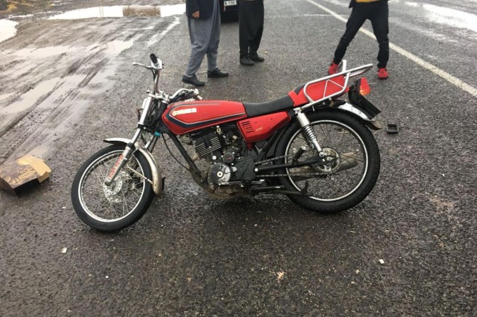 Şanlıurfa- Siverek yolunda otomobile çarpan motosiklet sürücüsü yaralandı