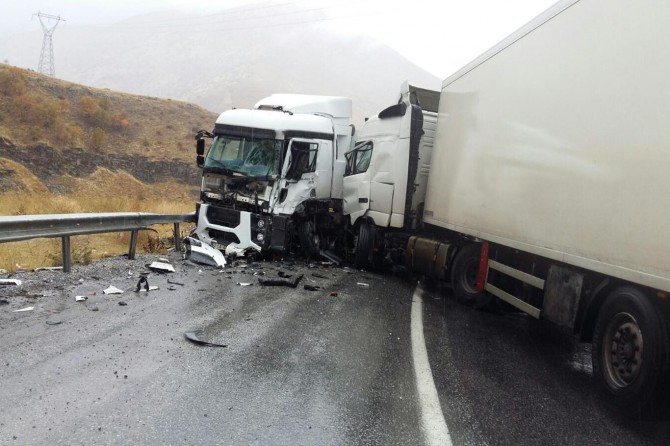 Bitlis-Diyarbakır Karayolunda 2 TIR kafa kafaya çarpıştı