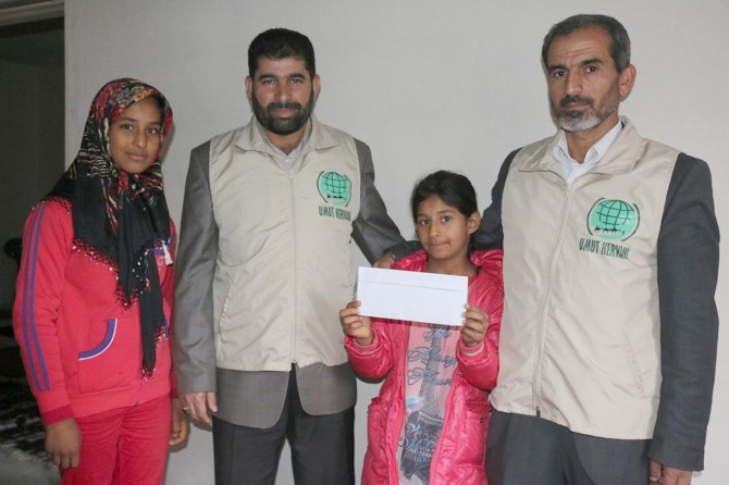 "Muhtaç ailelerin yüzünü güldürüyoruz"