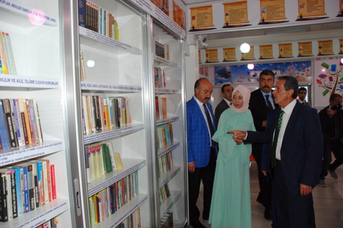 Kanseri okuyarak yendi kütüphane kurdu